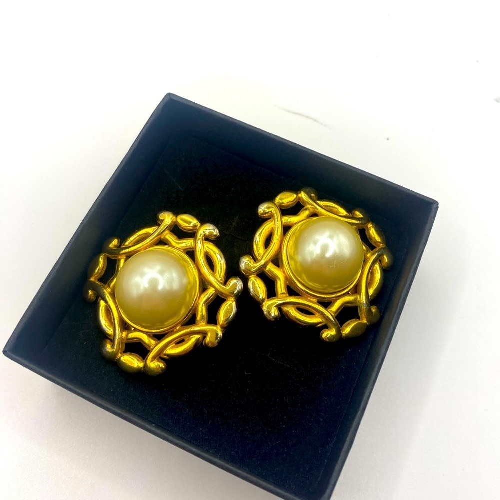 Vintage Paolo Gucci Gold Tone Clip Faux Pearl Costume Fashion Earrings